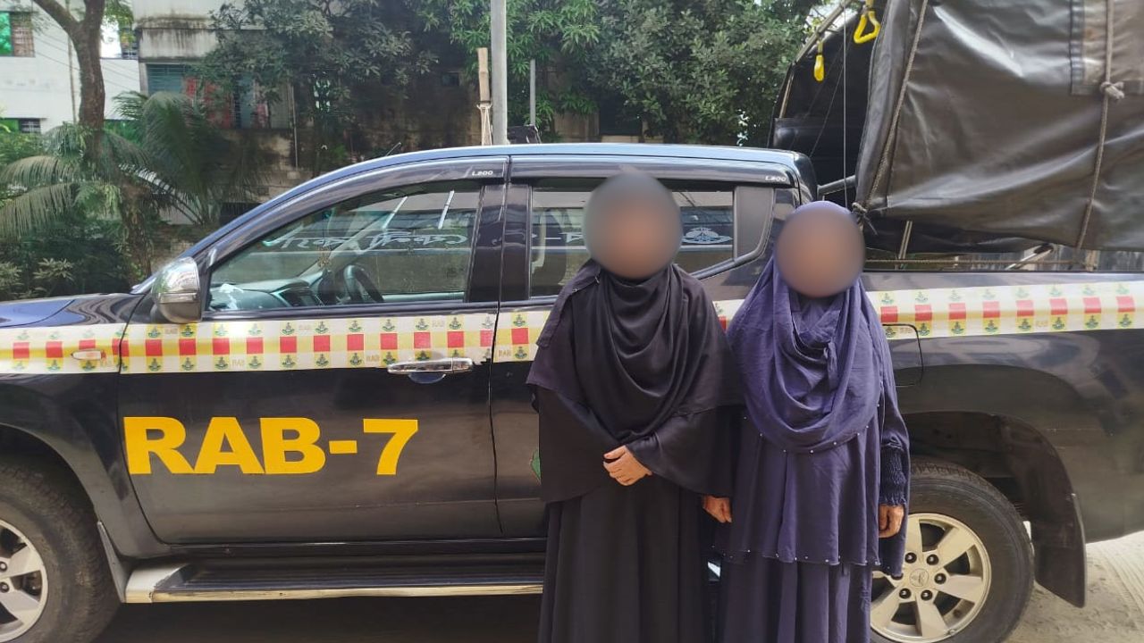 চট্টগ্রামে বাস থেকে ১৯ কেজি গাঁজাসহ দুই নারী মাদক ব্যবসায়ী গ্রেপ্তার